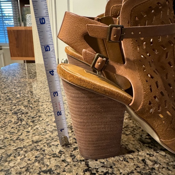Cute!! BCBG Slightly used Suede Booties Camel color Size 9 1/2 4” heel Zip sides - Picture 8 of 15